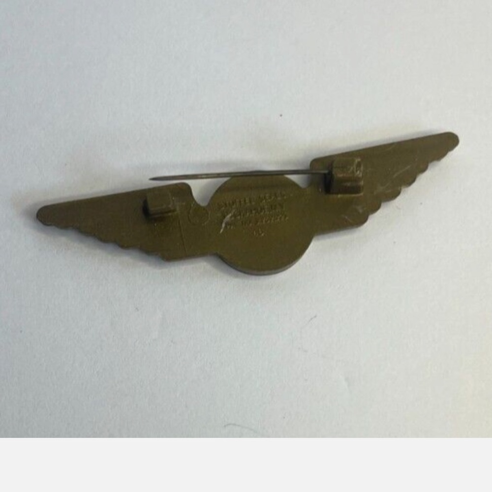 Delta Gold Winged Emblem Pin - Picture 2 of 3